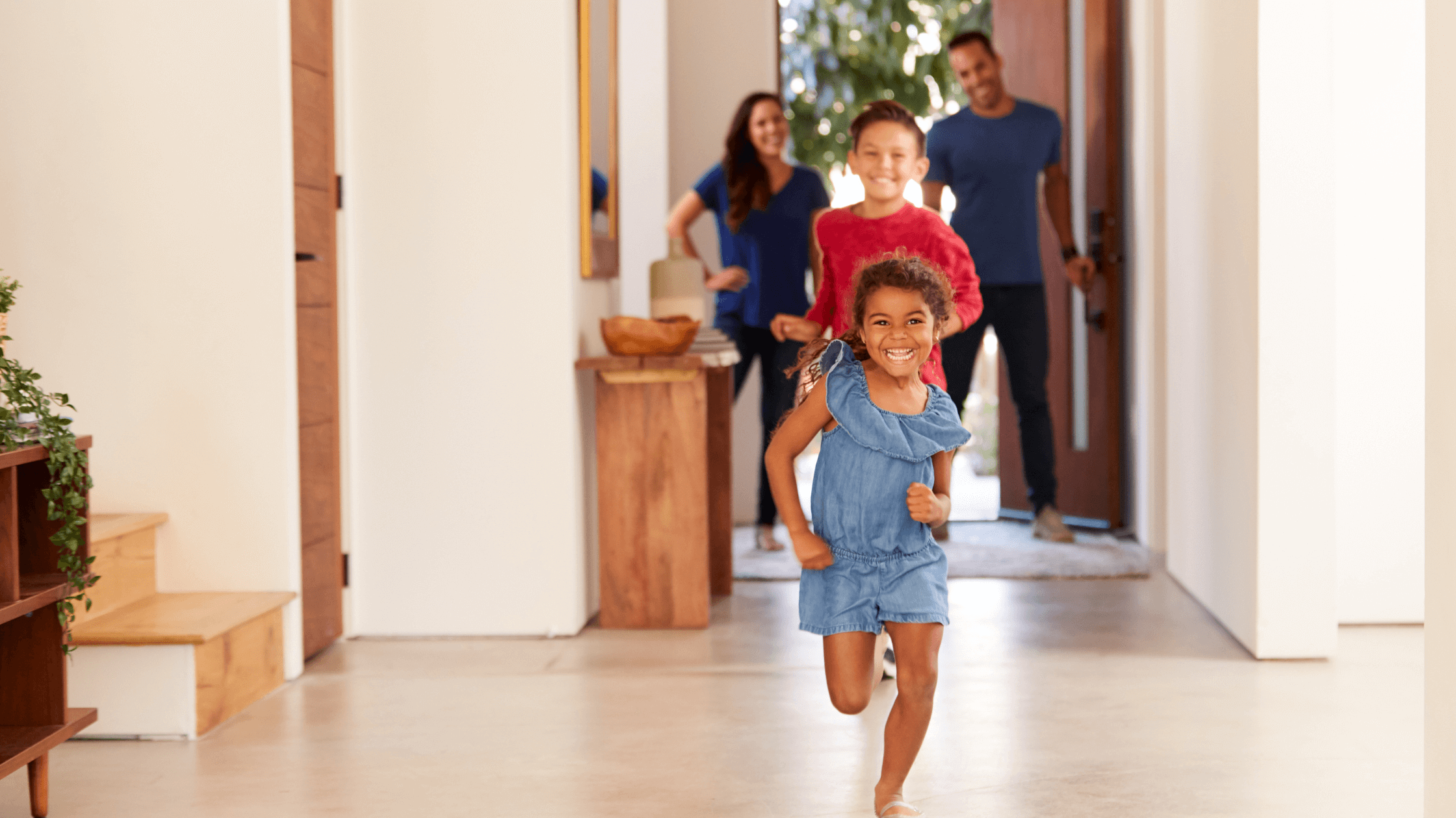 Família feliz chegando de viagem. 